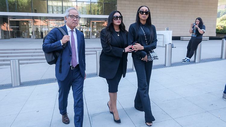 Vanessa Bryant (M.) mit ihrem Anwalt Luis Li und ihrer Freundin Sydney Leroux nach einem Gerichtstermin im August letzten Jahres.