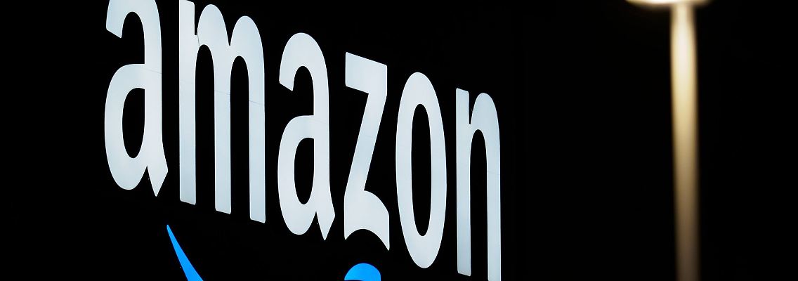 Das Logo von Amazon ist am Logistikzentrum des Onlineversandhändlers zu sehen.