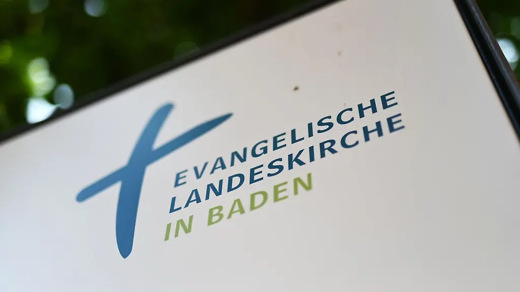 Vor-dem-Sitz-der-Evangelischen-Landeskirche-in-Baden-Ekiba-ist-eine-Informationstafel-angebracht