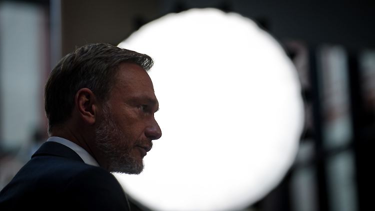 ​"Für stabile Bundesfinanzen bedarf es jetzt klarer, kluger und auch schmerzhafter Entscheidungen": Der Bundesrechnungshof erinnert Finanzminister Lindner an seine Verantwortung für stabile Staatsfinanzen. 