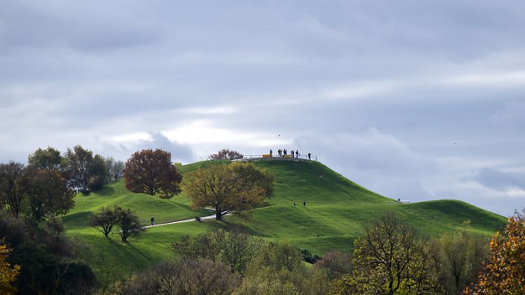 Nicht immer ist ein Strand für einen guten Urlaub nötig. Manchmal reicht auch der Olympiaberg in München.