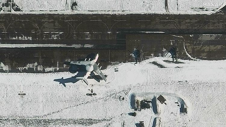 Satellitenaufnahme zeigt die russische A-50 nach dem Angriff vom Sonntag. Nach Angaben von BYPOL wird die Maschine nicht mehr abheben. 
