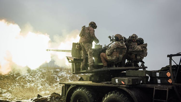 Soldaten feuern aus einer ukrainischen Stellung bei Bachmut gegen den russischen Gegner.