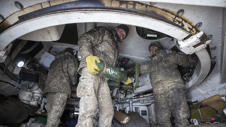 Ukrainische Soldaten im Artilleriegefecht in Donezk: Die Munition wird knapp.