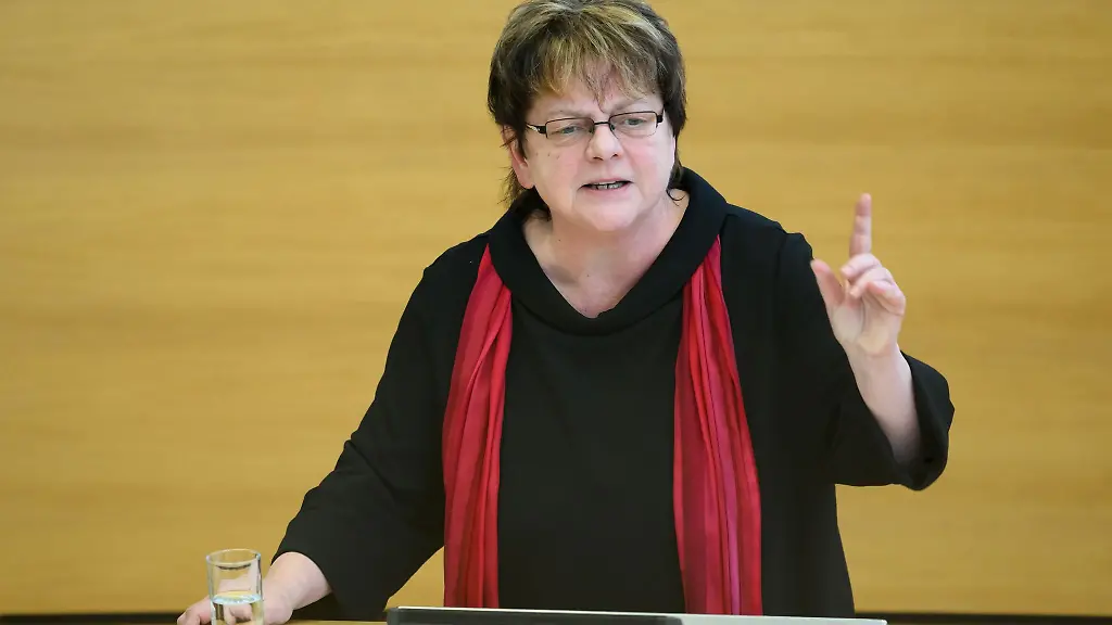 Die-Abgeordnete-Kerstin-Koeditz-spricht-waehrend-der-Sitzung-des-Saechsischen-Landtags