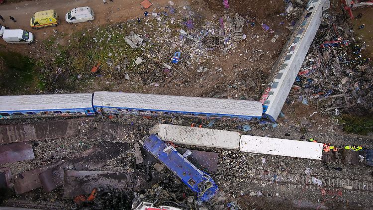 Auf der Strecke zwischen Athen und Thessaloniki sind ein Güterzug und ein Passagierzug frontal zusammengestoßen. Bahnmitarbeiter hatten zuvor auf erhebliche Sicherheitsmängel bei den Gleisen hingewiesen.