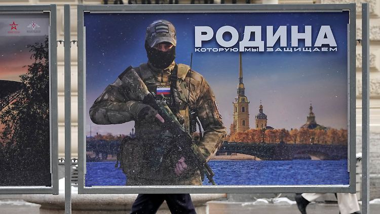 "Wir verteidigen das Vaterland", steht auf diesem Plakat in St. Petersburg.