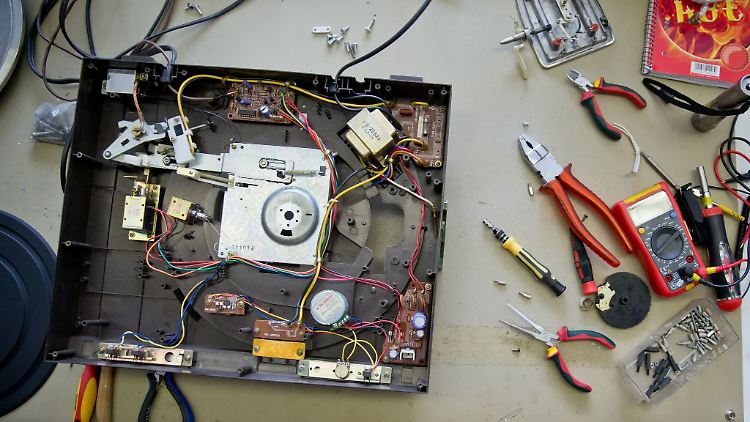 Öffnen und schrauben: Elektrogeräte lassen sich oft reparieren - die nachhaltigere Alternative zum Neukauf.