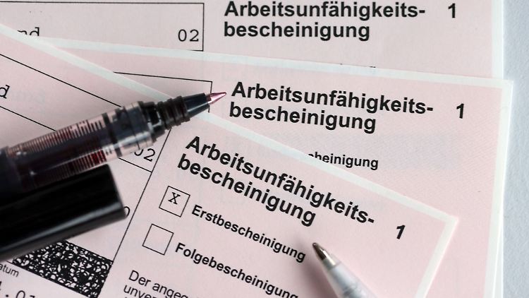 Im Team gibt es viele Krankheitsfälle? Dann ist es sinnvoll, gemeinsam mit Kollegen und Vorgesetzten nach Entlastungsmöglichkeiten zu suchen.
