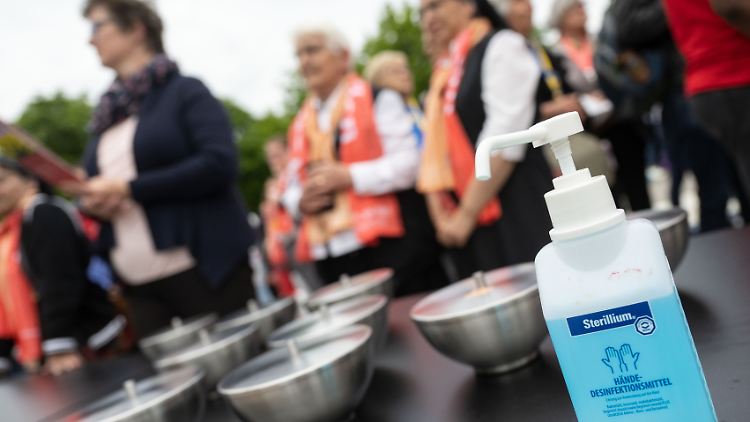 Desinfektionsmittel gehörte in der Corona-Pandemie bei öffentlichen Gottesdiensten dazu.