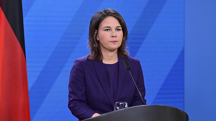 Außenministerin Baerbock fordert von ihrem russischen Amtskollegen Lawrow ein Ende des Krieges.
