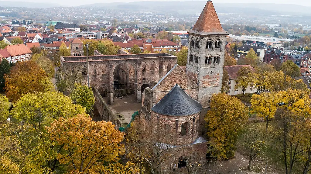 Die-Ruine-der-Stiftskirche-Spielstaette-der-Bad-Hersfelder-Festspiele