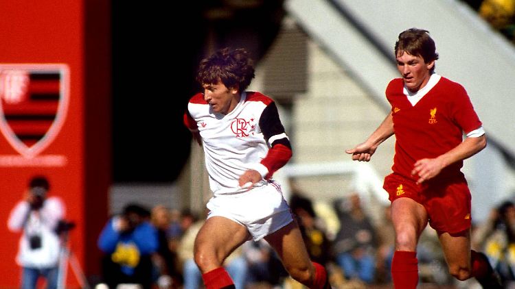 Zico (l.) dribbelt im Weltpokal-Finale 1981 an Liverpools Kenny Daglish vorbei.