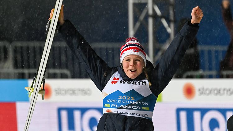 Maren Lundby feiert ihre Silbermedaille bei der WM in Planica.