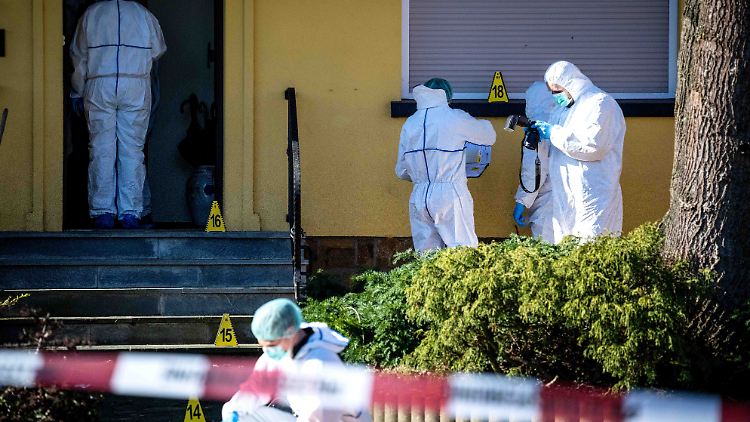 Ermittler sichern Spuren am Tatort.