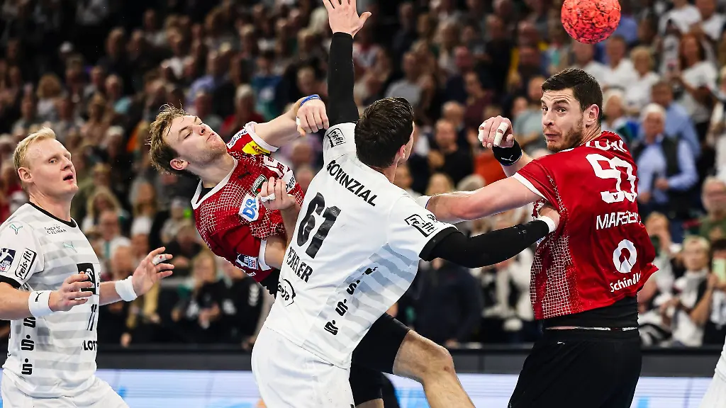 Spieler-des-THW-Kiel-und-der-Fuechse-Berlin-kaempfen-um-den-Ball