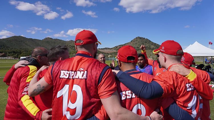 Cricket Espana feiert den Rekordsieg gegen die Isle of Man. 