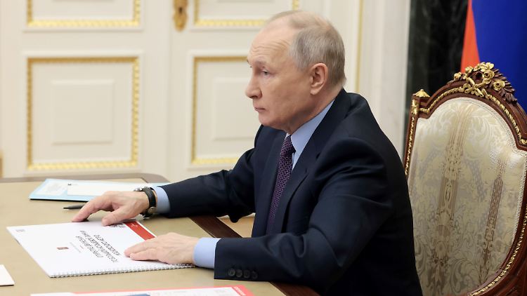 Stuft Russlands Präsident Putin die "militärische Spezialoperation" in der Ukraine offiziell zu einem Krieg hoch?