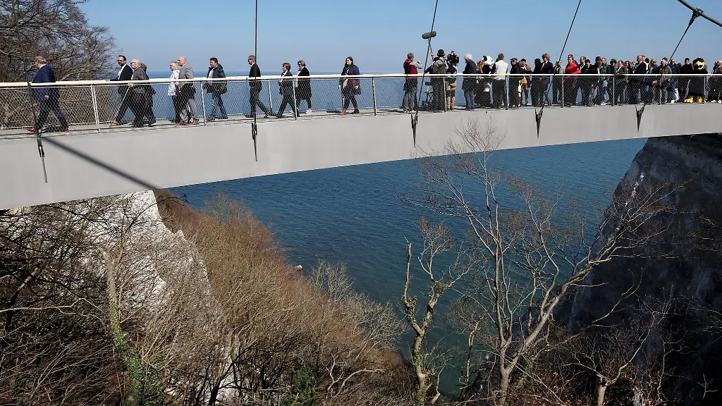 Mit-einem-Eroeffnungsrundgang-der-Ehrengaeste-wird-der-Skywalk-ueber-den-Kreidefelsen-der-Ostseeinsel-Ruegen-freigegeben