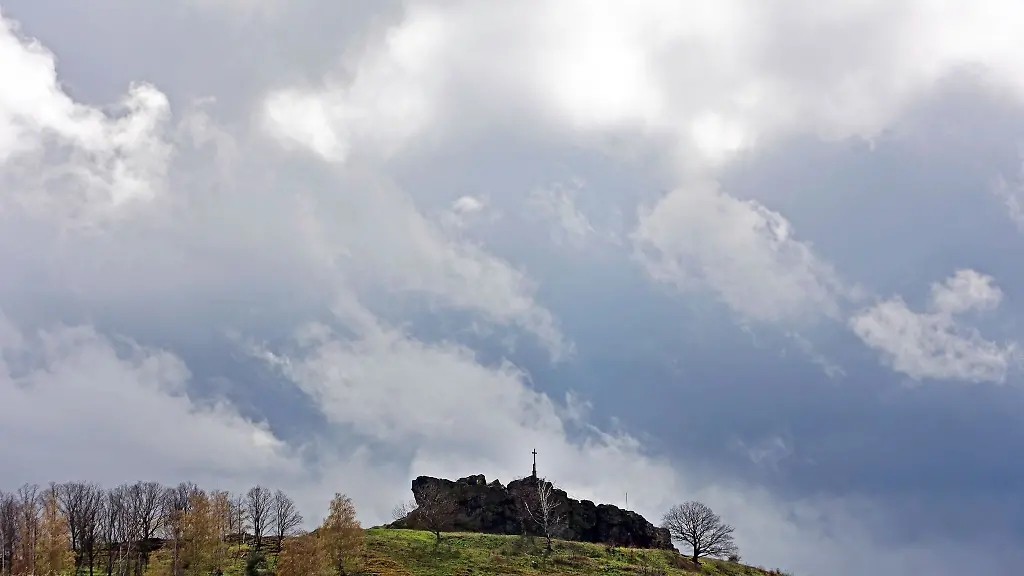 Dunkle-Wolken-ziehen-ueber-die-Gegensteine-im-Harzvorland