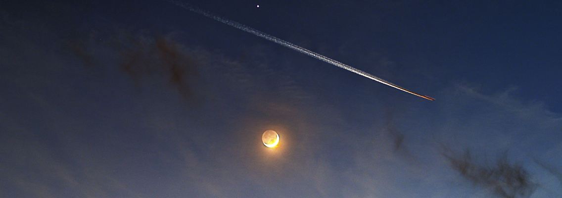Blick auf die Planeten Venus und Jupiter am Abendhimmel.