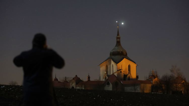 Jupiter und Venus ganz nach zusammen: Zwar nur eine optische Täuschung, kommt so aber erst wieder 2025 zustande.