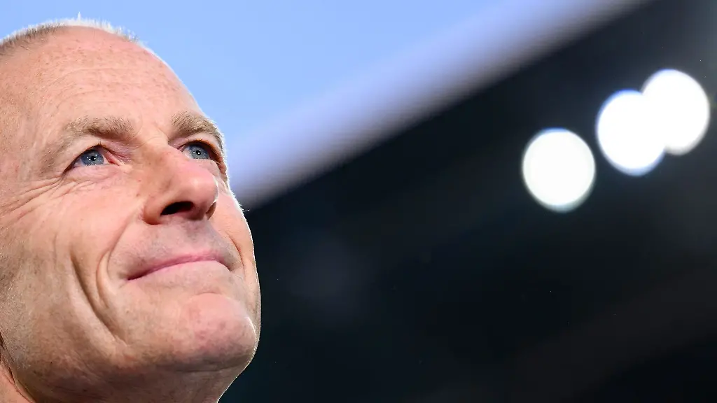 Augsburgs-Trainer-Jess-Thorup-steht-vor-einem-Spiel-im-Stadion