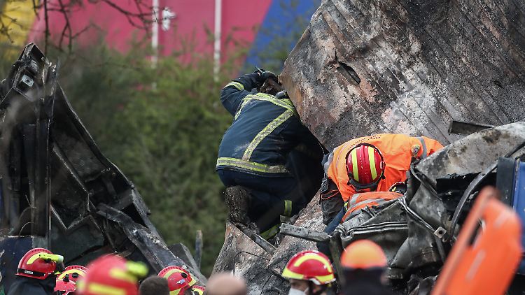 "Statt Leben zu retten, müssen wir Leichen herausholen", sagte ein Mitarbeiter der Rettungskräfte am Unfallort nahe der griechischen Großstadt Larissa.