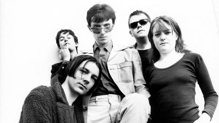 Steve Mackey (l.), Bassist der Band Pulp, ist im Alter von nur 56 Jahren gestorben.