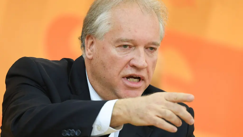 Ulrich-Caspar-CDU-spricht-waehrend-der-Debatte-des-hessischen-Landtags-zum-Thema-Wohnungsbau