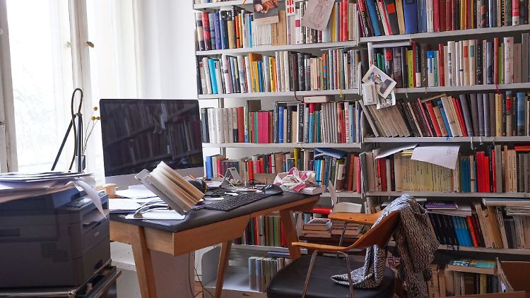 Kreatives Chaos oder zeitfressende Unordnung? Stapeln sich im Büro Dokumente, Bücher und Zeitschriften, fällt es schwer den Überblick zu behalten - und schnell etwas zu finden.