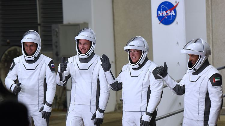 Die Raumkapsel "Crew Dragon" stammt von der privaten Raumfahrtfirma SpaceX von Elon Musk.