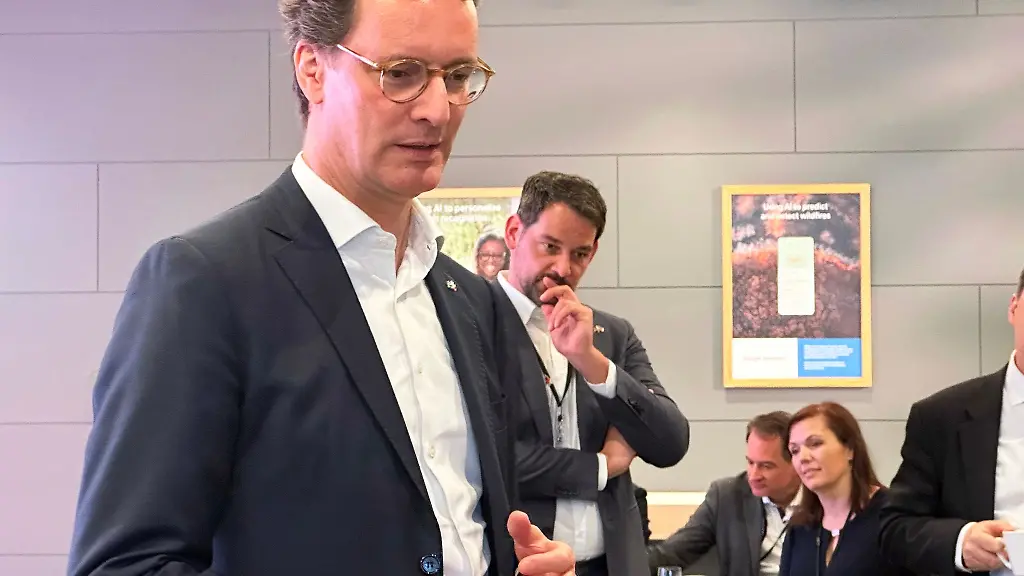 Hendrik-Wuest-spricht-bei-seinem-Besuch-bei-Google-in-Palo-Alto-zu-Vertretern-des-Unternehmens