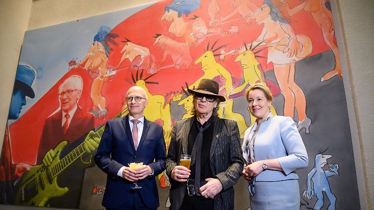 Hamburgs Erster Bürgermeister Peter Tschentscher und Berlins Regierende Bürgermeisterin Franziska Giffey neben Udo Lindenberg. Die Ausstellung läuft bis Ende Oktober.