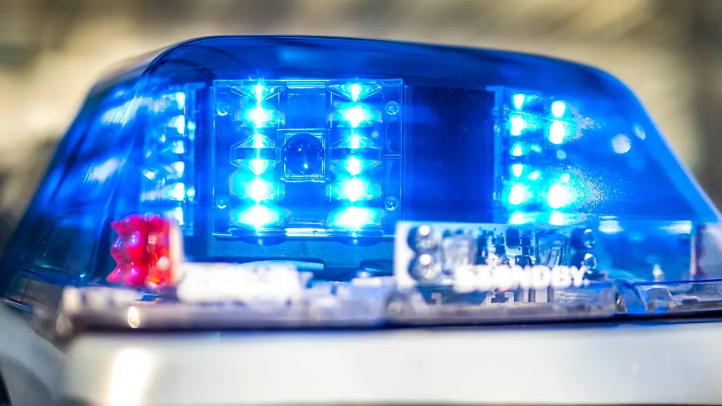 Das-Blaulicht-an-einem-Polizeiwagen-ist-eingeschaltet