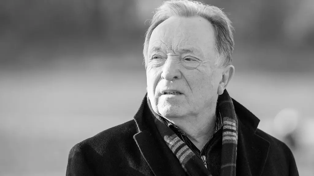 Peter-Sodann-kommt-auf-den-Neuen-Suedfriedhof-in-Muenchen-zur-Beerdigung-von-Kabarettist-Hildebrandt