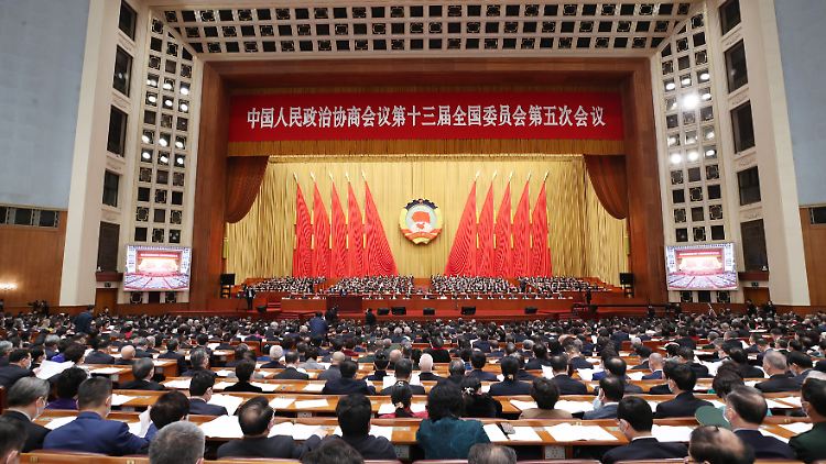 Die Jahrestagung des Nationalen Volkskongresses (hier ein Bild vom März 2022) wird am Sonntag mit einem Jahresbericht über die Arbeit der Regierung eröffnet, den der scheidende Premier Li Keqiang vorstellt. 