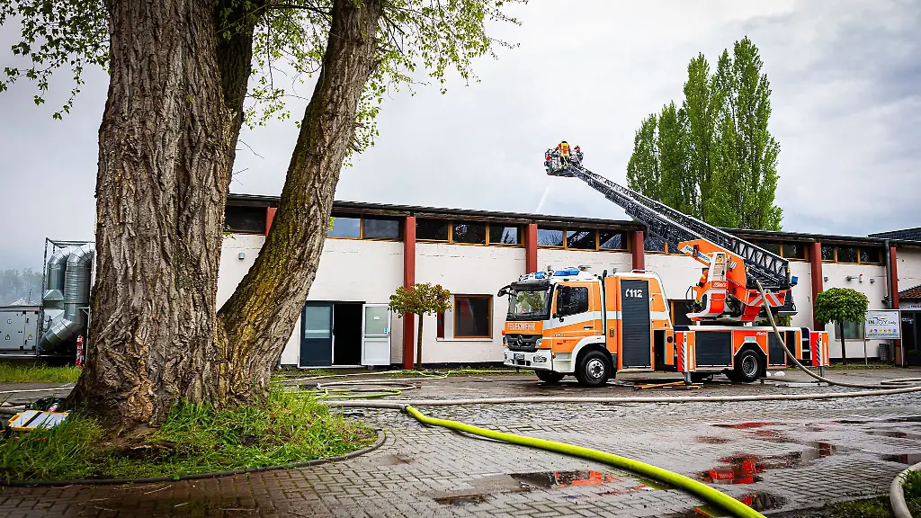 Die-Feuerwehr-loescht-einen-Brand-in-einem-Braunschweiger-Industriegebiet