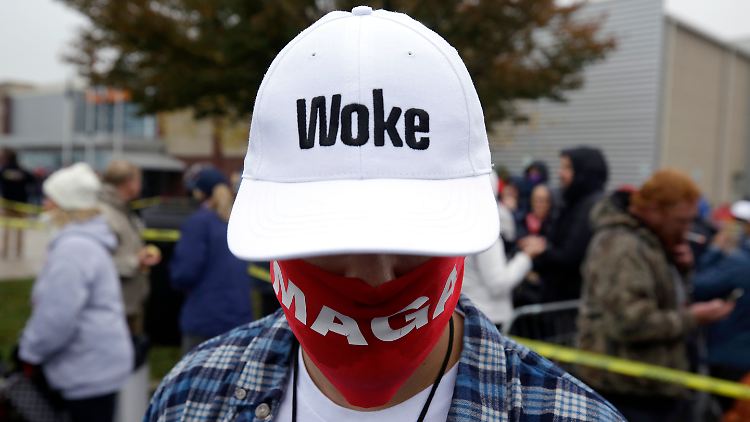 Der Unvereinbare auf dem Kopf und im Gesicht: ein Trump-Anhänger mit Woke-Mütze und "Make America Great Again"-Halstuch.