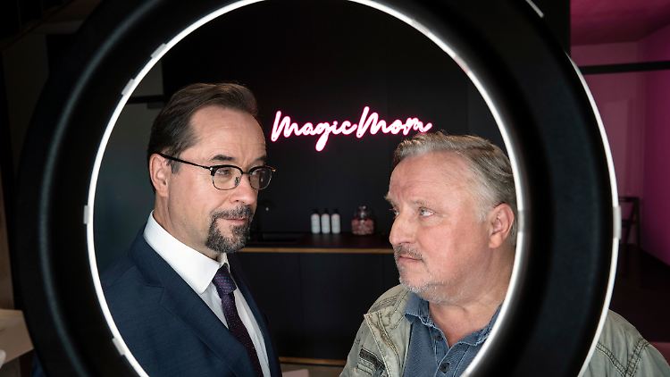 Boerne (Jan Josef Liefers, l.) und Thiel (Axel Prahl) begeben sich berufsbedingt in die Welt der Influencer.