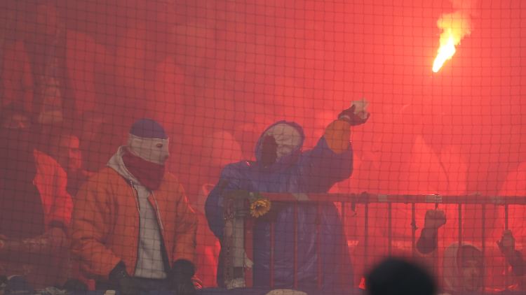 Hansa-Chaoten sorgten gegen St. Pauli für erschütternde Szenen auf den Rängen.