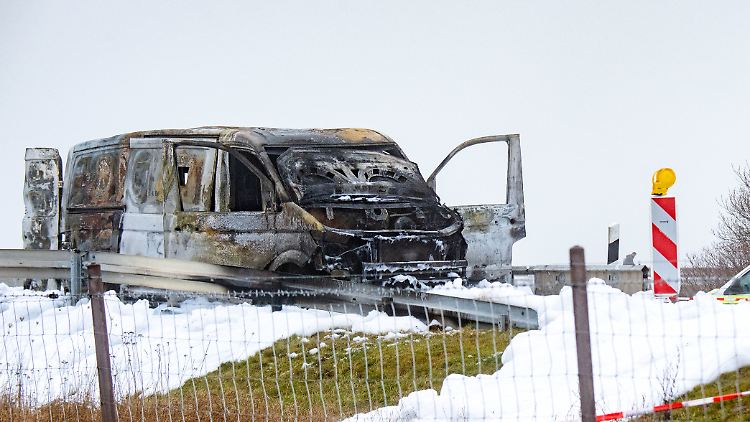 Die beteiligten Fahrzeuge wurden angezündet, um Spuren zu verwischen.