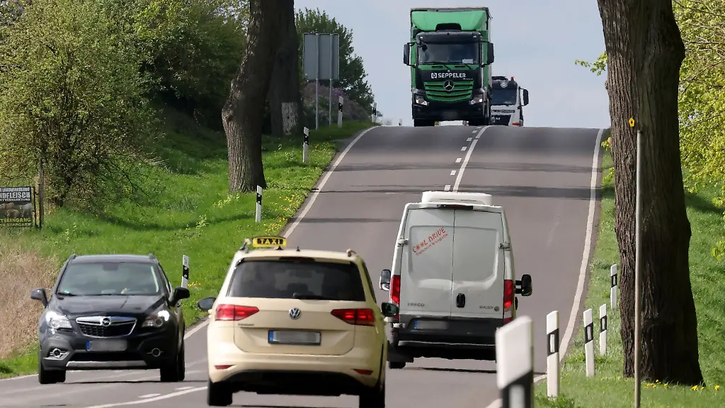 Fahrzeuge-fahren-auf-der-Bundesstrasse-96-B96
