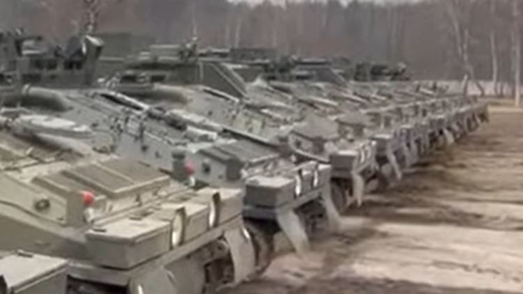 Prytula filmt in seinem Video acht verschiedene Panzertypen.