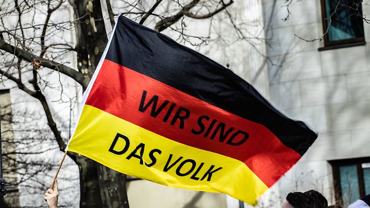 Rechtsextreme Organisationen wollen nicht mehr nur demonstrieren, sondern auch in den Institutionen des Staates mitmischen.