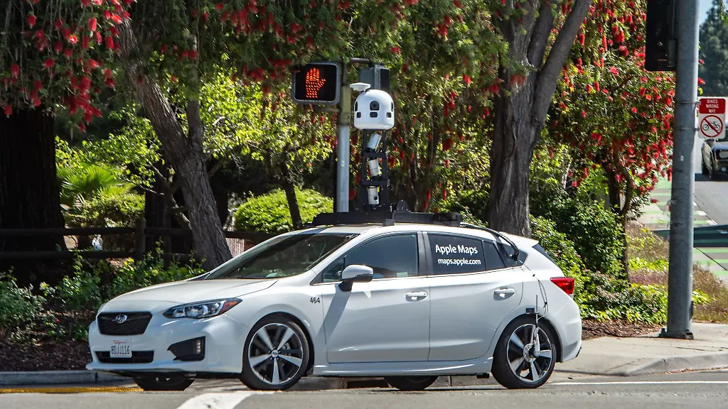 Ein-Kamerafahrzeug-von-Apple-ist-im-Strassenverkehr-unterwegs