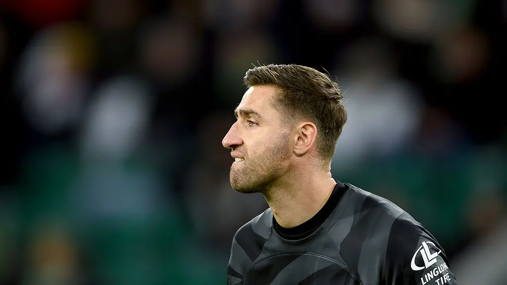 Koen-Casteels-vom-VfL-Wolfsburg-steht-auf-dem-Spielfeld