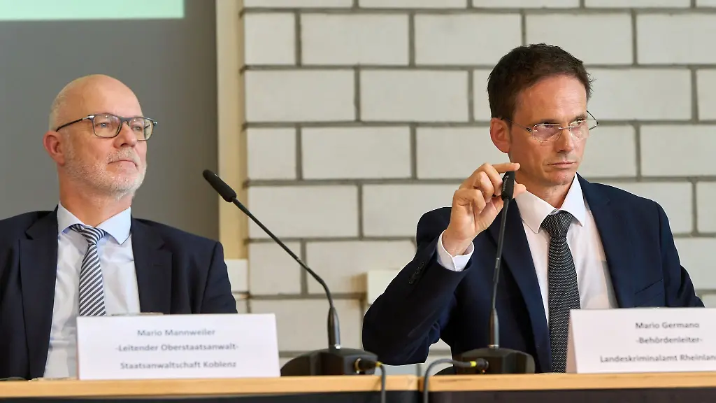 Mario-Germano-Leiter-des-rheinland-pfaelzischen-Landeskriminalamtes-r-und-Mario-Mannweiler-Leitender-Oberstaatsanwalt-der-Staatsanwaltschaft-Koblenz