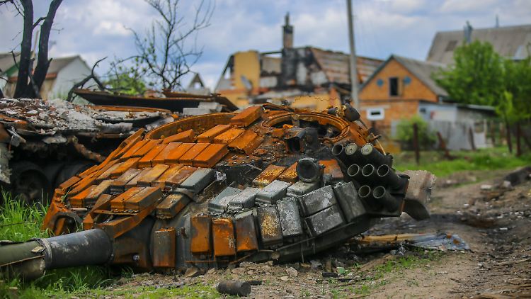 Die Überreste eines zerstörten russischen Panzers liegen in der Nähe der ukrainischen Stadt Charkiw.