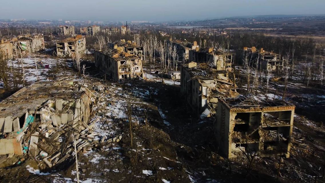 In Bachmut kämpfen russische und ukrainische Truppen Haus um Haus.